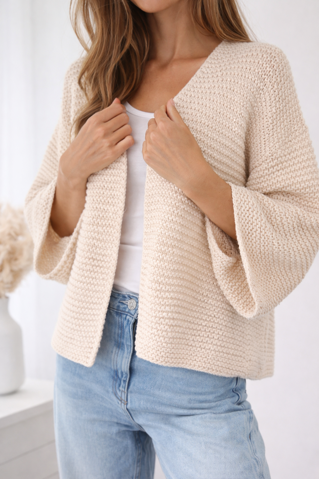Minimalist cardigan knitting pattern with video tutorial, featuring a comfortable fit and clean modern silhouette.