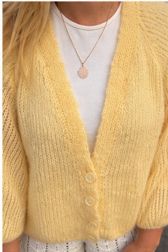 Close-up of the Tropézien Cardigan showing fluffy alpaca silk texture and oversized balloon sleeve construction.